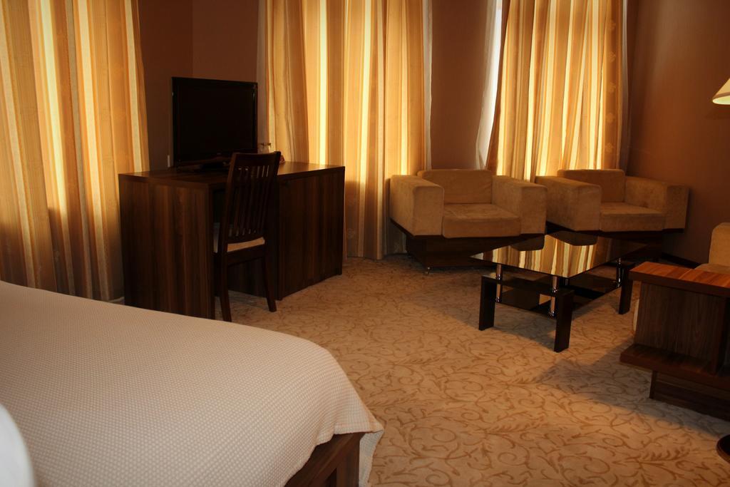 Hotel Empire Kutaisi Oda fotoğraf